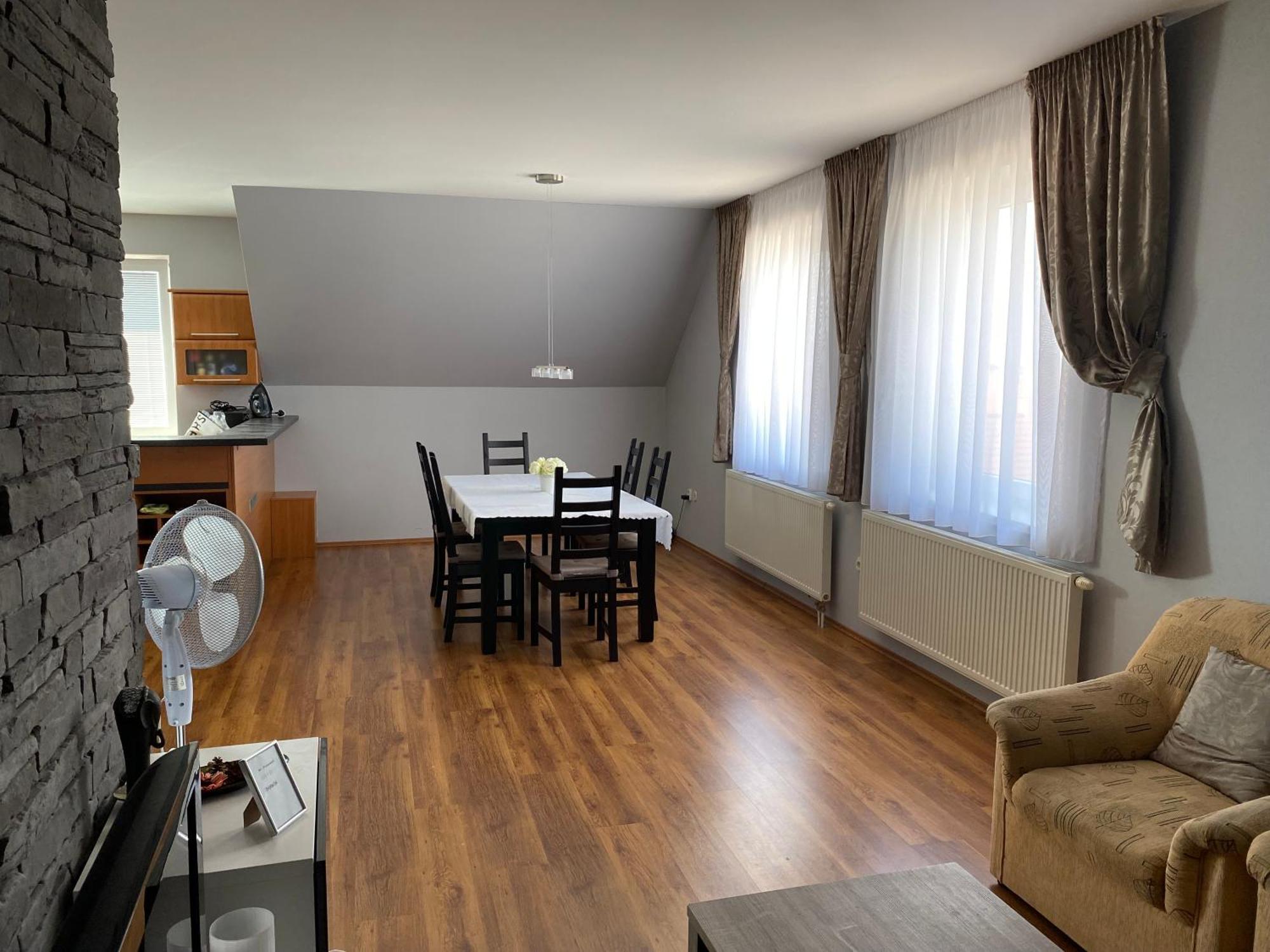 Spacious Apartment In Town Centre Nové Zámky Exterior foto