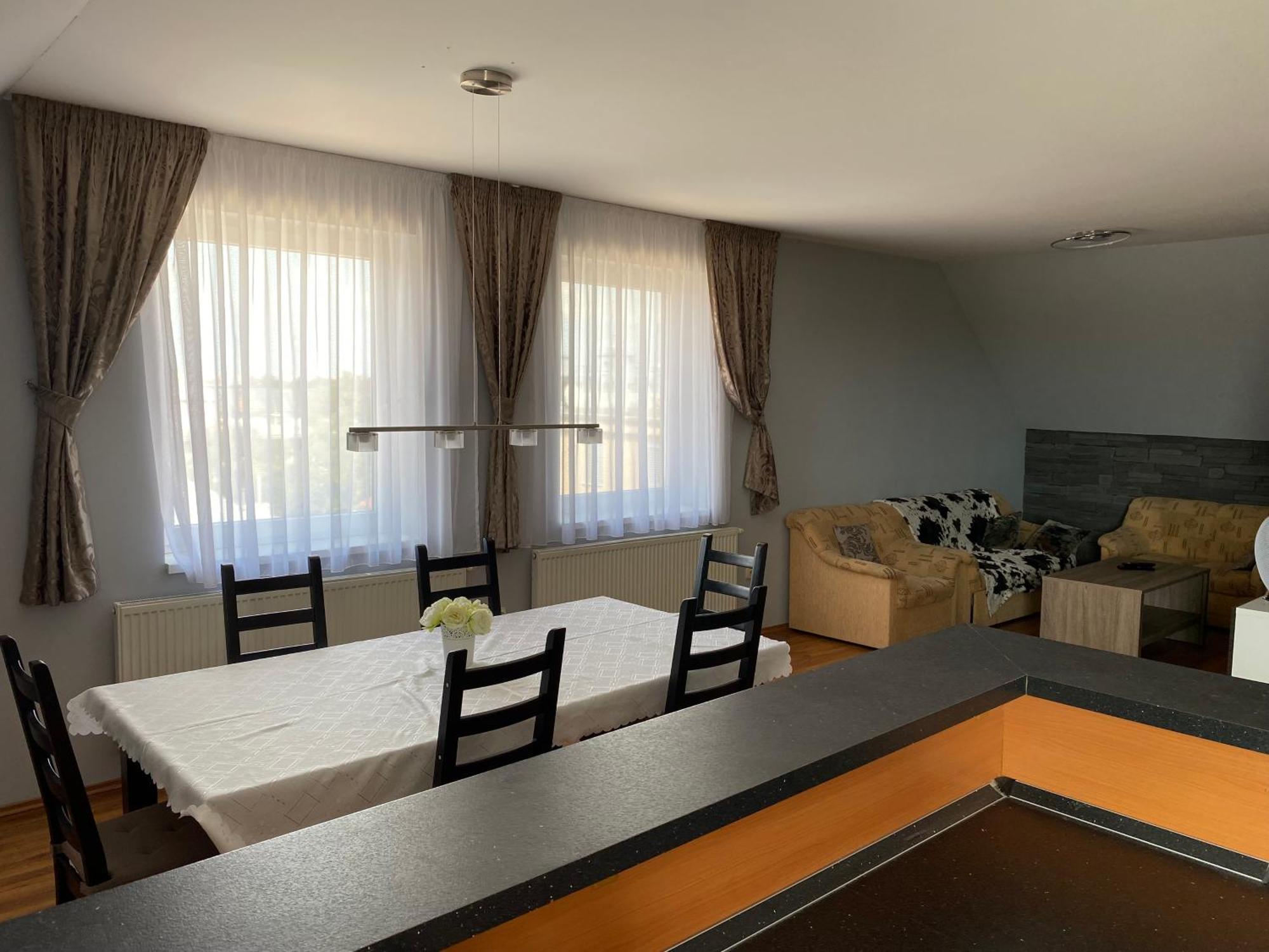Spacious Apartment In Town Centre Nové Zámky Exterior foto
