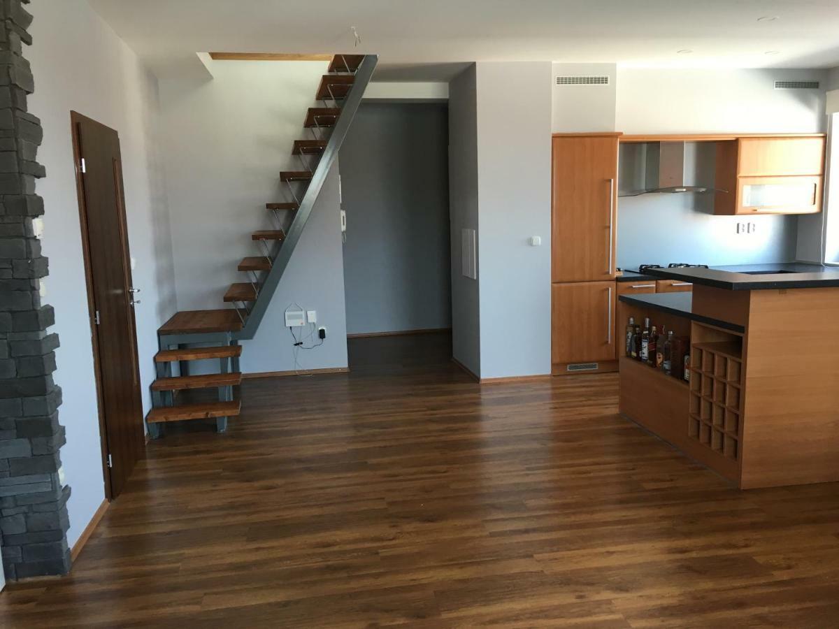 Spacious Apartment In Town Centre Nové Zámky Exterior foto
