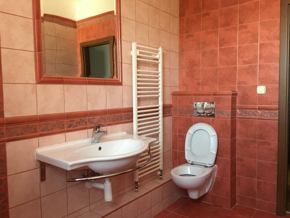Spacious Apartment In Town Centre Nové Zámky Exterior foto