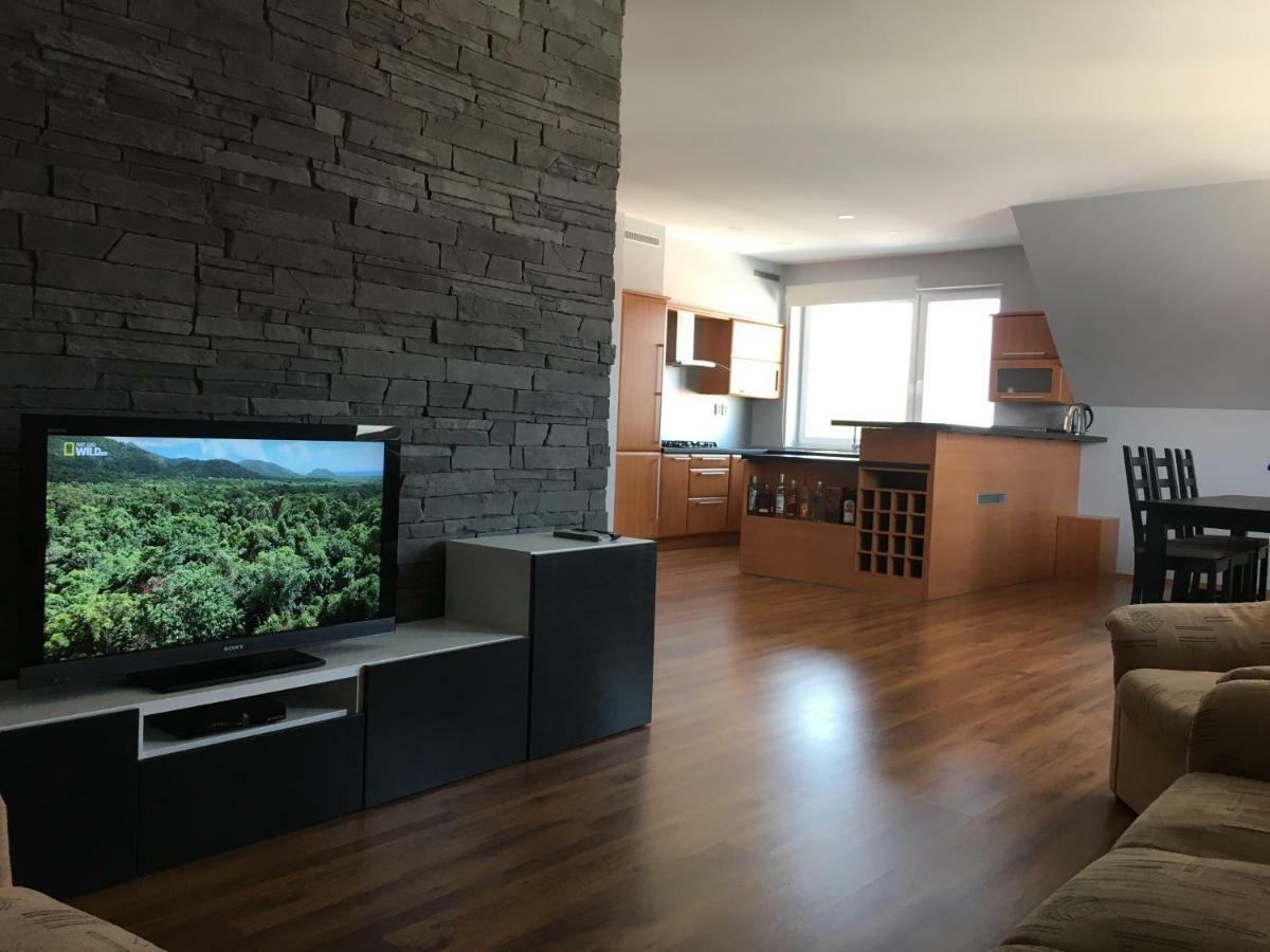 Spacious Apartment In Town Centre Nové Zámky Exterior foto